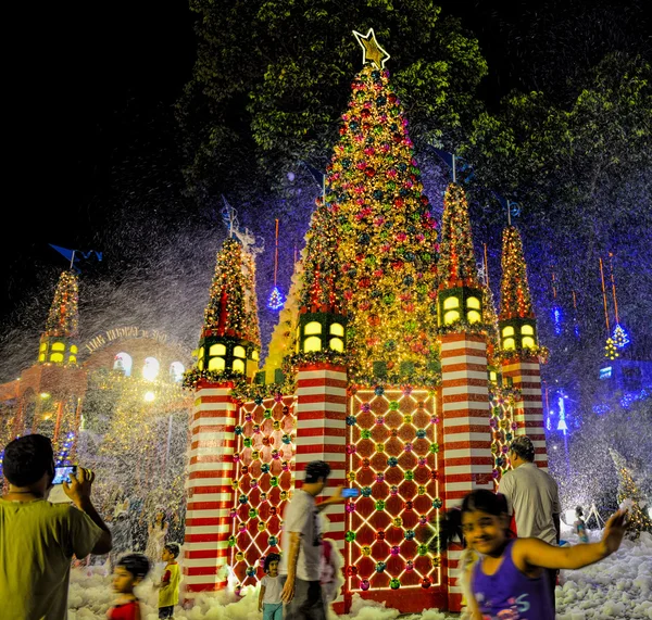 Nattvisning av juldekoration på Singapore Orchard Road — Stockfoto