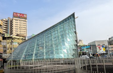 Gün görünümü Formosa Boulevard istasyonu giriş, Kaohsiung metro sistemi Merkez İstasyonu.