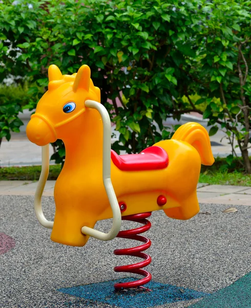 Primer plano de un columpio de caballo en el patio de recreo — Foto de Stock