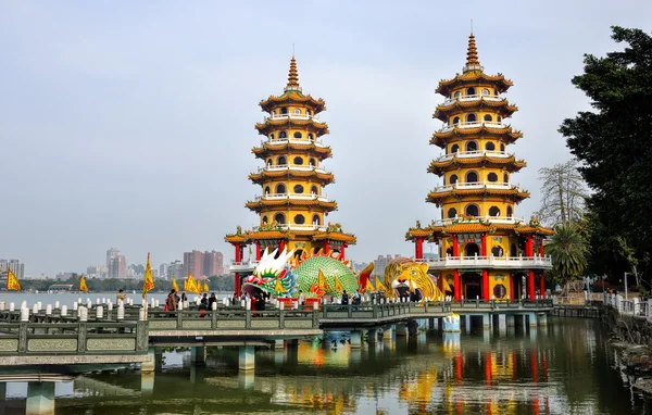 Einheimische mit architektonischem Interesse im chinesischen Stil - Dragon Tiger Tower — Stockfoto