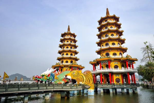 Lokal med kinesisk stil arkitektoniskt intresse - dragon tiger tower, — Stockfoto