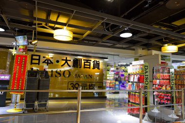 Shin-Kong Mitsukoshi bölüm mağazasında Daiso mağaza