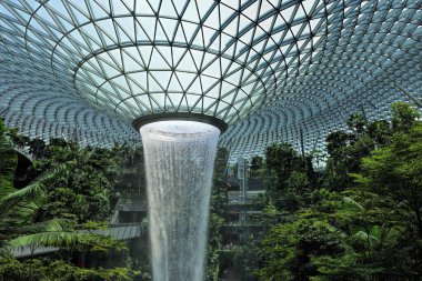 SINGAPORE - 25 DEC 2020: Jewel Changi Havalimanı, Singapur 'daki Changi Havalimanı' nda Nisan 2019 'da açıldı. Güney Doğu Asya 'nın ana havacılık merkezidir..