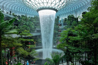 SINGAPORE - 25 DEC 2020: Jewel Changi Havalimanı, Singapur 'daki Changi Havalimanı' nda Nisan 2019 'da açıldı. Güney Doğu Asya 'nın ana havacılık merkezidir..