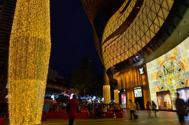 SINGAPORE-DEC 19, 2020: Singapur Orchard Yolu 'nda Noel Dekorasyonu. Noel ağaçlarının, mücevherlerin, balo ve şık alışveriş merkezlerinin olduğu cadde. Bu yılın teması 