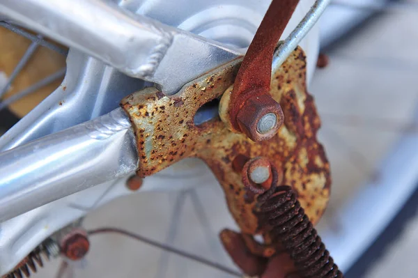 Närbild Gamla Rostiga Cykel Offentliga Bostadskvarter Selektivt Fokus — Stockfoto