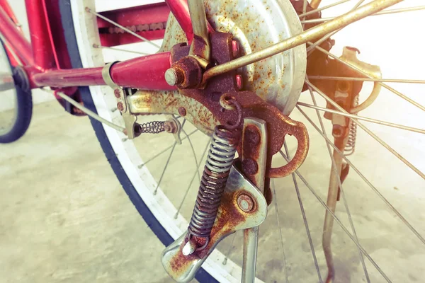 Primer Plano Vieja Bicicleta Oxidada Bloque Viviendas Públicas Enfoque Selectivo — Foto de Stock