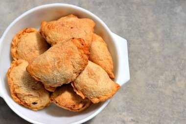 Ev yapımı körili puf, körili patates, yumurta ve tavukla dolu bir aperatif..