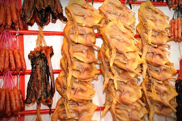 チャイナタウンのお祭り市場でワックスを掛けられた肉 — ストック写真