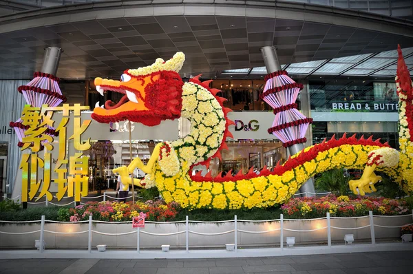 Decoração de dragão de ano novo chinês na estrada nova ponte — Fotografia de Stock