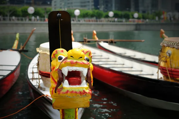 Dragon boten op het dock. — Stockfoto