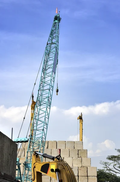 Guindaste de construção e construção — Fotografia de Stock