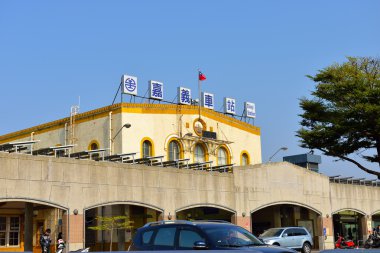 Gün görünümünde Chiayi tren istasyonu üzerinde 17 Ocak 2015 Chiayi City, Tayvan