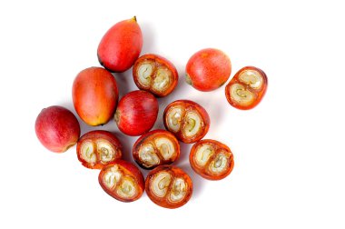 Kahve çekirdekleri beyaz arka plan üzerinde seçici odak izole.