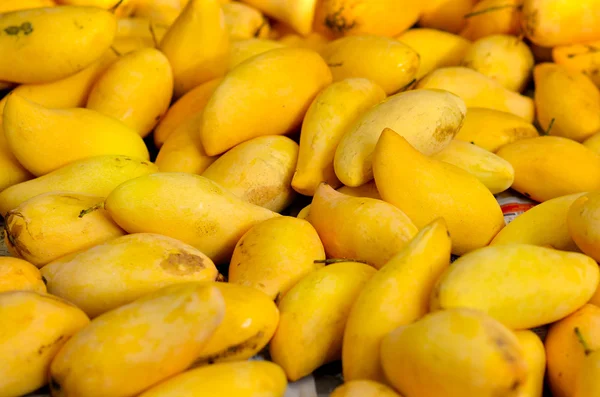 在市场的新鲜芒果 — 图库照片
