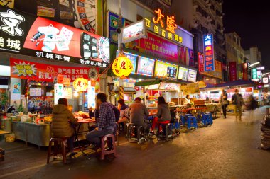 Liuhe gece Pazarı'na uygun Kaohsiung kalbinde yer.