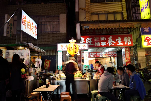 Liuhe gece Pazarı'na uygun Kaohsiung kalbinde yer. — Stok fotoğraf