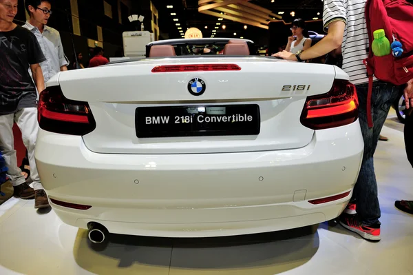 BMW 218i Convertible en exhibición durante el Singapore Motorshow 2016 — Foto de Stock