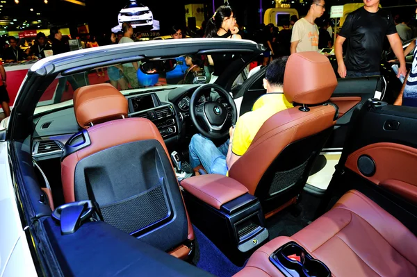 BMW 218i Cabriolet exposé lors du Salon de Singapour 2016 — Photo