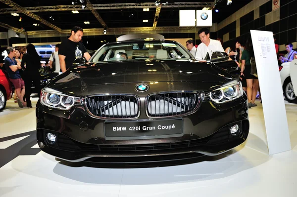 BMW 420i Gran Coupe στην οθόνη κατά τη διάρκεια του 2016 έκθεση αυτοκινήτου Σιγκαπούρη — Φωτογραφία Αρχείου