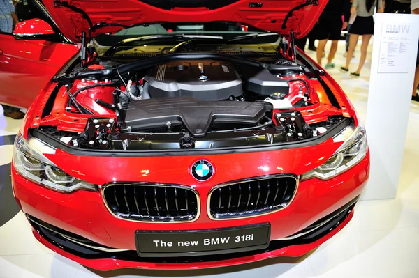 Den nya Bmw 318i motorn på displayen under Singapore Motorshow 2016 — Stockfoto