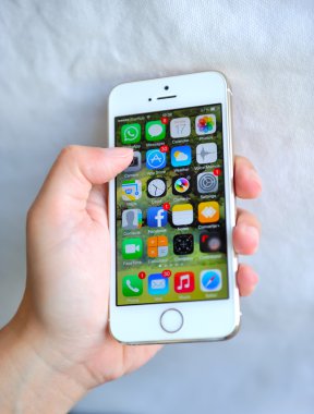 Beyaz Apple iphone 5'ler tutan kadın