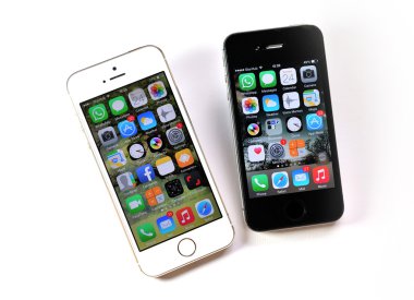 Beyaz Apple iphone 5'ler ve siyah Apple iphone 4s