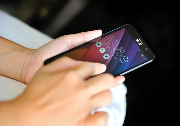 Kobieta trzyma Nowy Asus Zenfone 2 — Zdjęcie stockowe