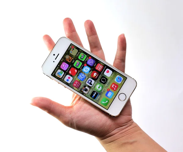 Mujer sosteniendo blanco Apple iPhone 5S — Foto de Stock