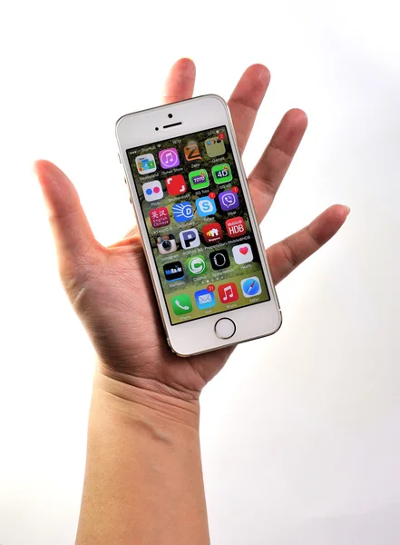 Mujer sosteniendo blanco Apple iPhone 5S — Foto de Stock