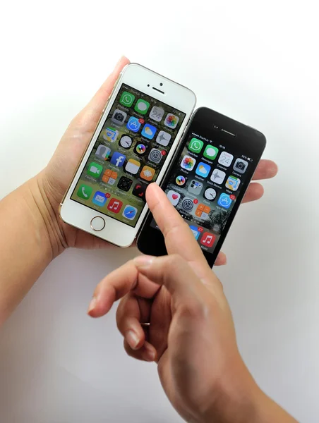 Branco Apple iPhone 5S & preto Apple iPhone 4S — Fotografia de Stock