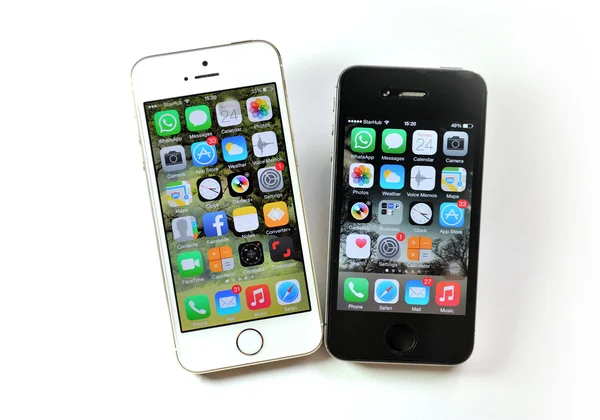 Branco Apple iPhone 5S & preto Apple iPhone 4S — Fotografia de Stock