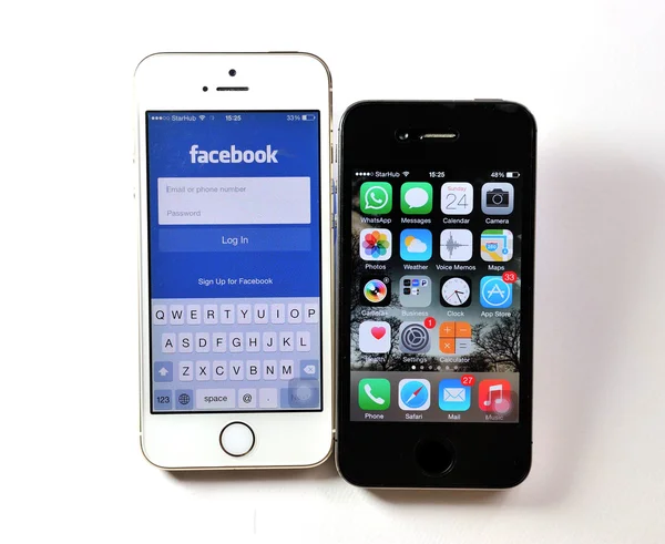 Blanco Apple iPhone 5S y negro Apple iPhone 4S — Foto de Stock