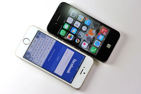 Blanco Apple iPhone 5S y negro Apple iPhone 4S — Foto de Stock