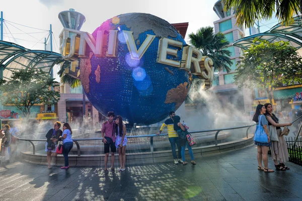 Touristen fotografieren vor dem sich drehenden Globus-Brunnen in Universal-Studios — Stockfoto