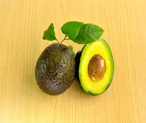 Свіжий авокадо на фоні текстури — стокове фото