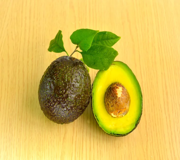 Aguacate fresco sobre fondo de textura — Foto de Stock