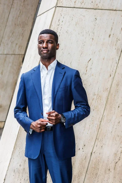 Joven Hombre Negocios Afroamericano Guapo Con Traje Azul Camiseta Blanca — Foto de Stock