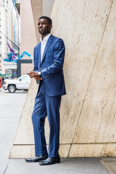 Портрет Молодого Афроамериканского Бизнесмена Нью Йорке Молодой Человек Синем Костюме — стоковое фото