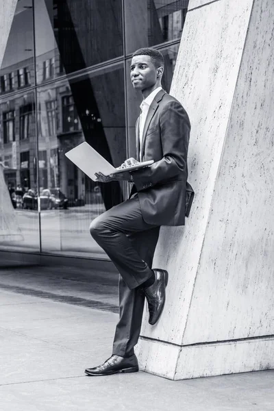 Joven Hombre Negocios Afroamericano Que Trabaja Ciudad Nueva York Vistiendo — Foto de Stock