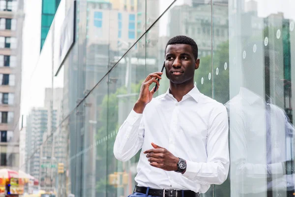Joven Afroamericano Viajando Por Ciudad Nueva York Vistiendo Camisa Blanca — Foto de Stock