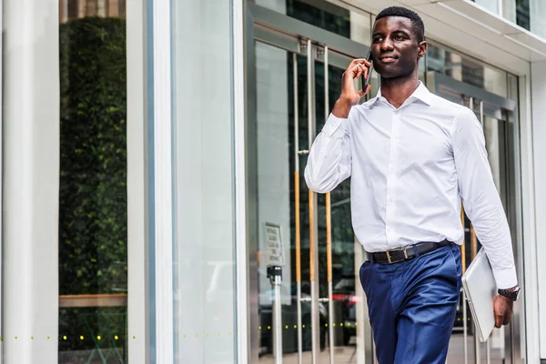 Joven Hombre Negocios Afroamericano Viajando Trabajando Ciudad Nueva York Vistiendo — Foto de Stock