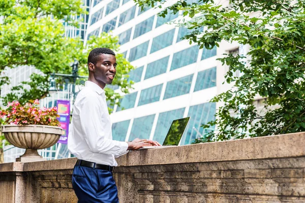 Estudiante Joven Afroamericano Universitario Que Estudia Ciudad Nueva York Con — Foto de Stock