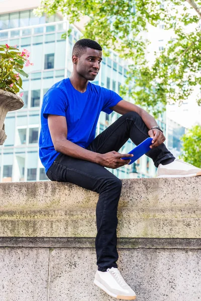 Estudiante Joven Afroamericano Universitario Que Estudia Ciudad Nueva York Vistiendo — Foto de Stock