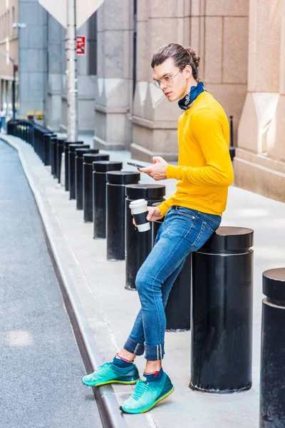 Giovane Ispanico Americano Con Capelli Panino Indossando Occhiali Giallo Maniche — Foto Stock