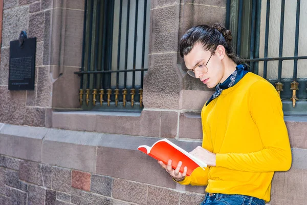 Mladý Hispánský Američan Čte Venku New Yorku Červenou Knížku Sobě — Stock fotografie