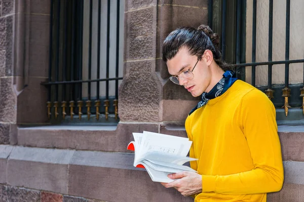 Mladý Hispánský Američan Čte Venku New Yorku Červenou Knížku Sobě — Stock fotografie