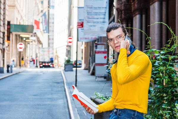 Jonge Latijns Amerikaanse Man Met Haarknot Bril Geel Shirt Met — Stockfoto