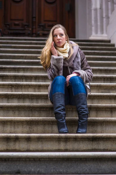 Genç Bir Kadın Merdivenlerde Oturuyor Telefonda Konuşuyor — Stok fotoğraf