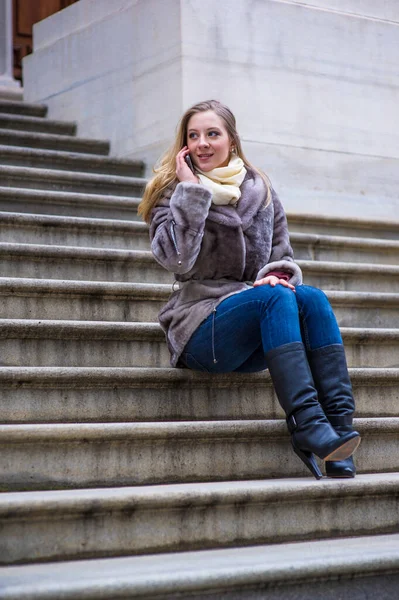 Μια Νεαρή Γυναίκα Κάθεται Στις Σκάλες Και Μιλάει Στο Τηλέφωνο — Φωτογραφία Αρχείου